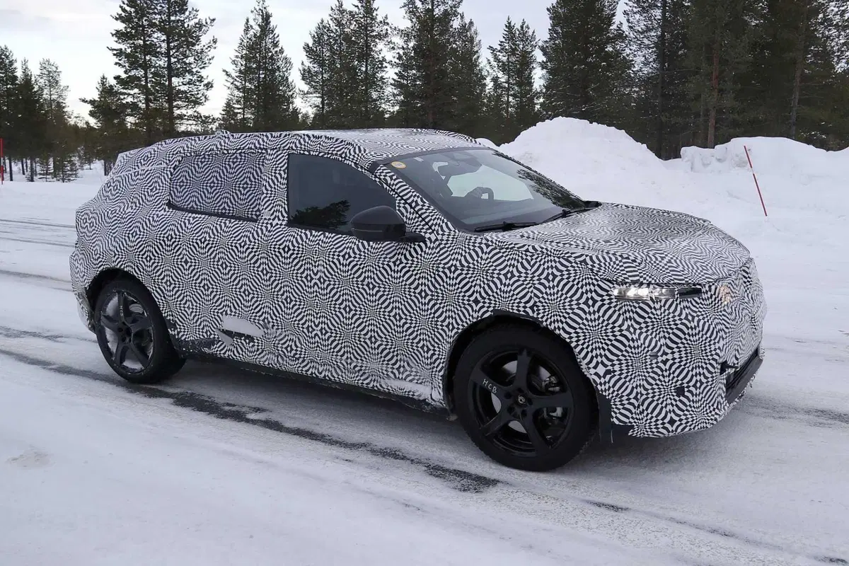 Renault Scenic E-Tech: la nuova elettrica è stata avvistata [Foto Spia] (14)