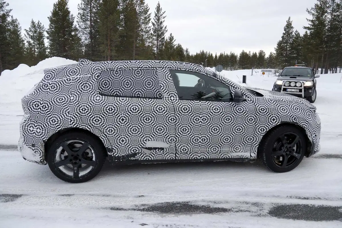 Renault Scenic E-Tech: la nuova elettrica è stata avvistata [Foto Spia] (15)