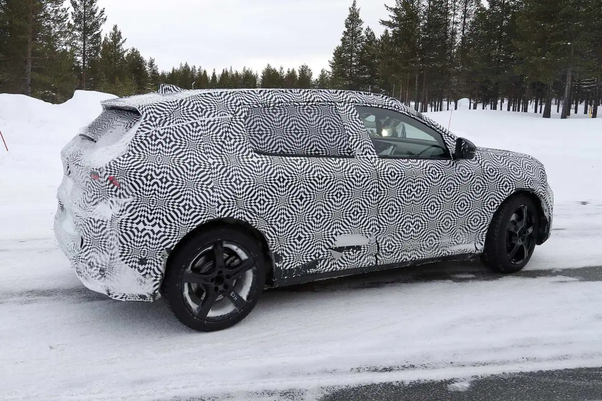 Renault Scenic E-Tech: la nuova elettrica è stata avvistata [Foto Spia] (16)