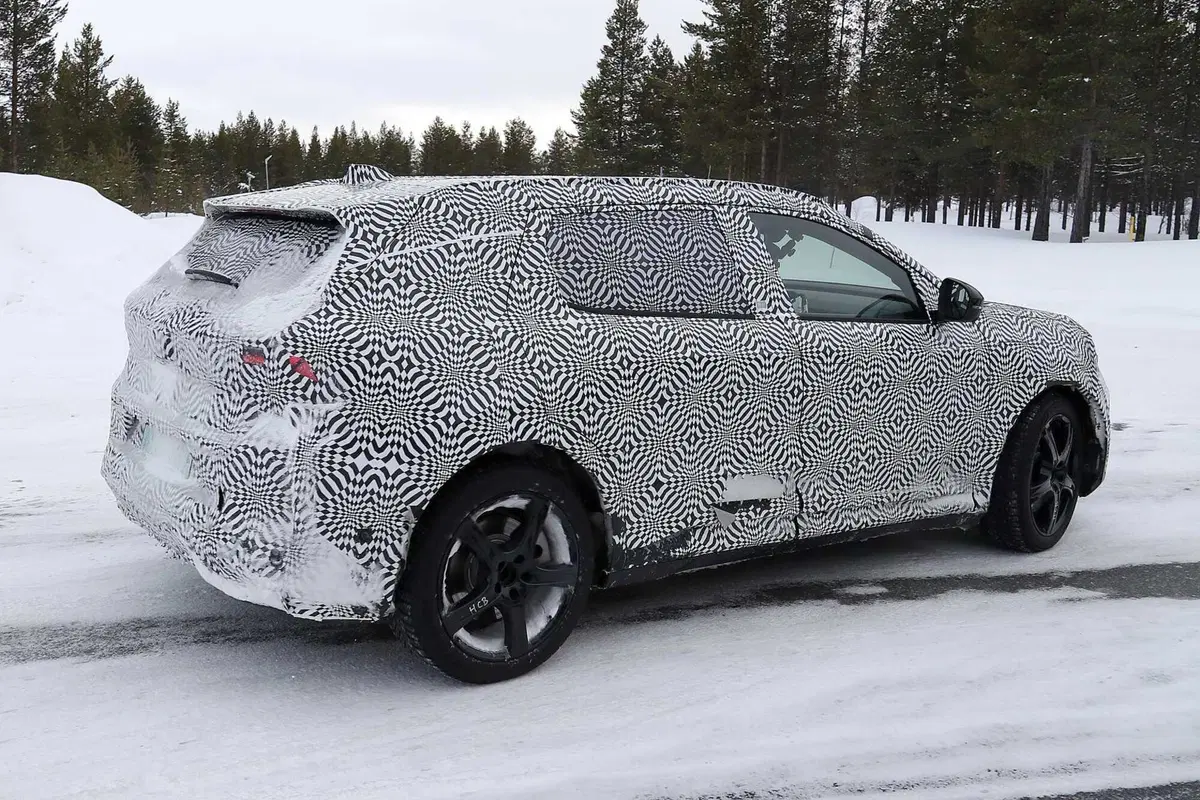 Renault Scenic E-Tech: la nuova elettrica è stata avvistata [Foto Spia] (17)