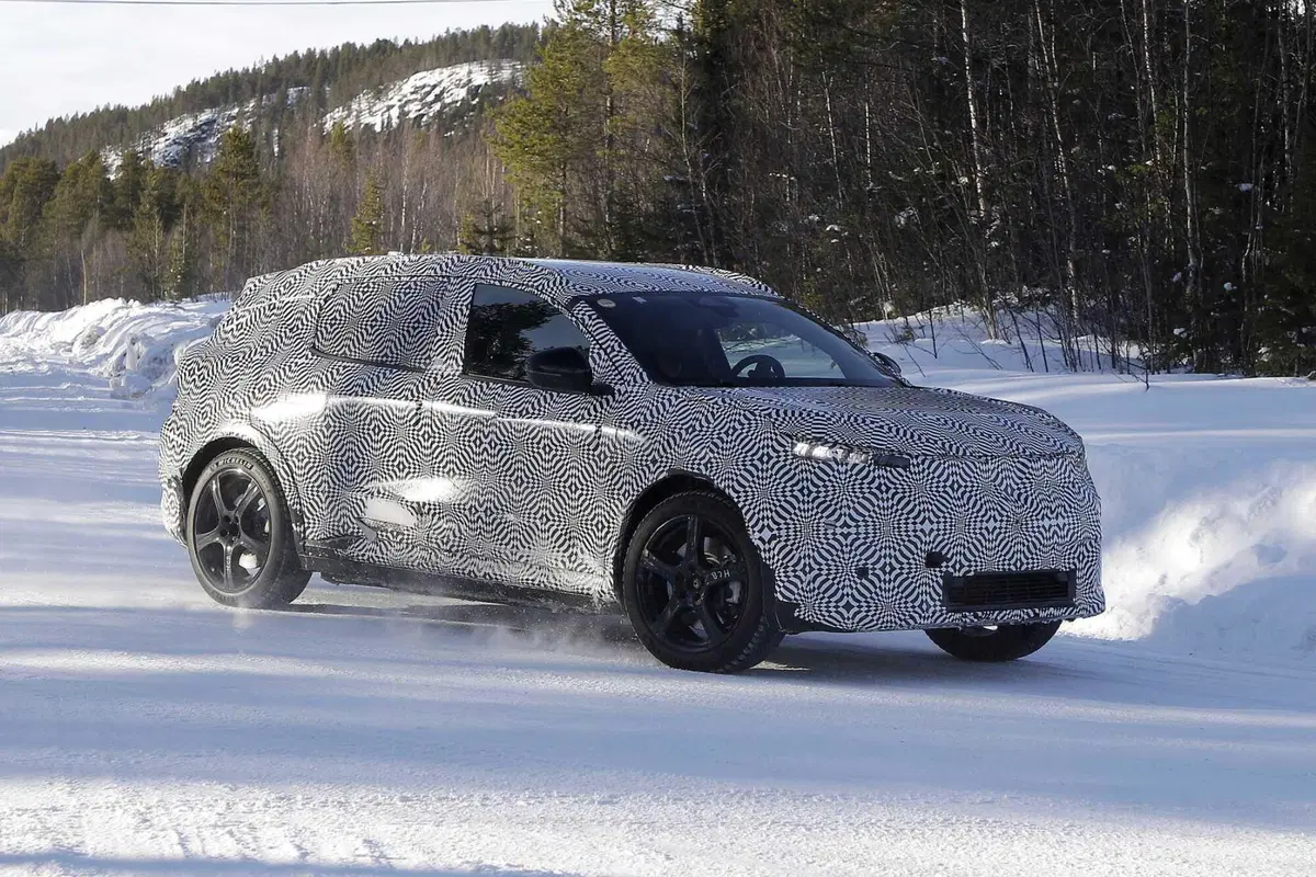 Renault Scenic E-Tech: la nuova elettrica è stata avvistata [Foto Spia] (21)