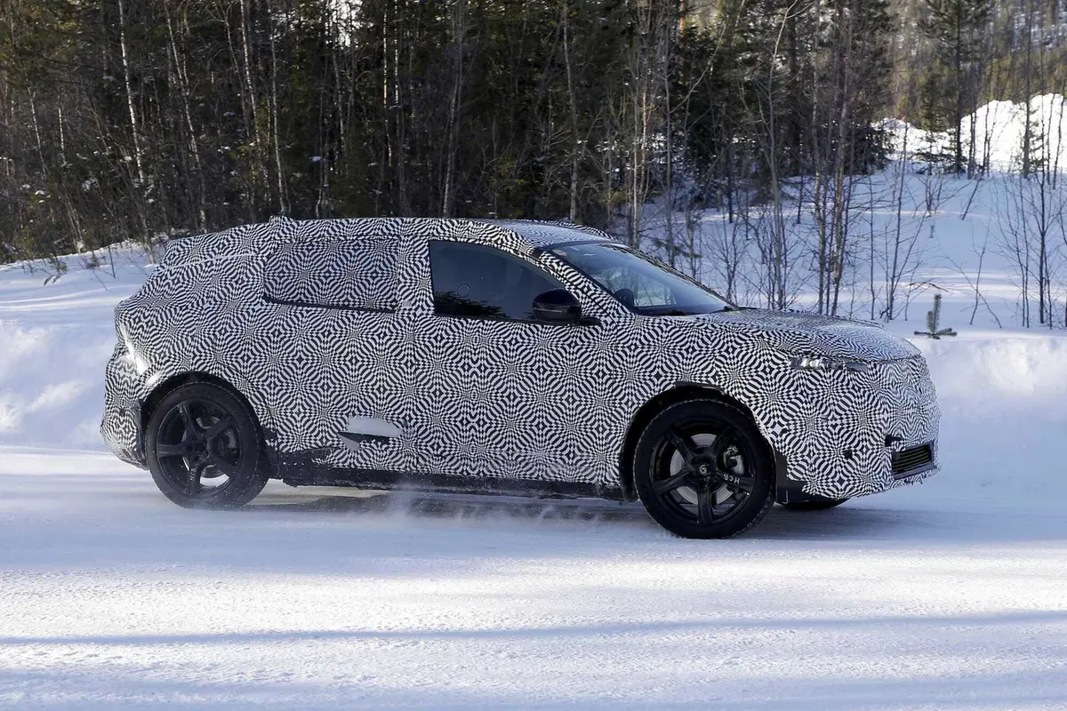Renault Scenic E-Tech: la nuova elettrica è stata avvistata [Foto Spia] (22)