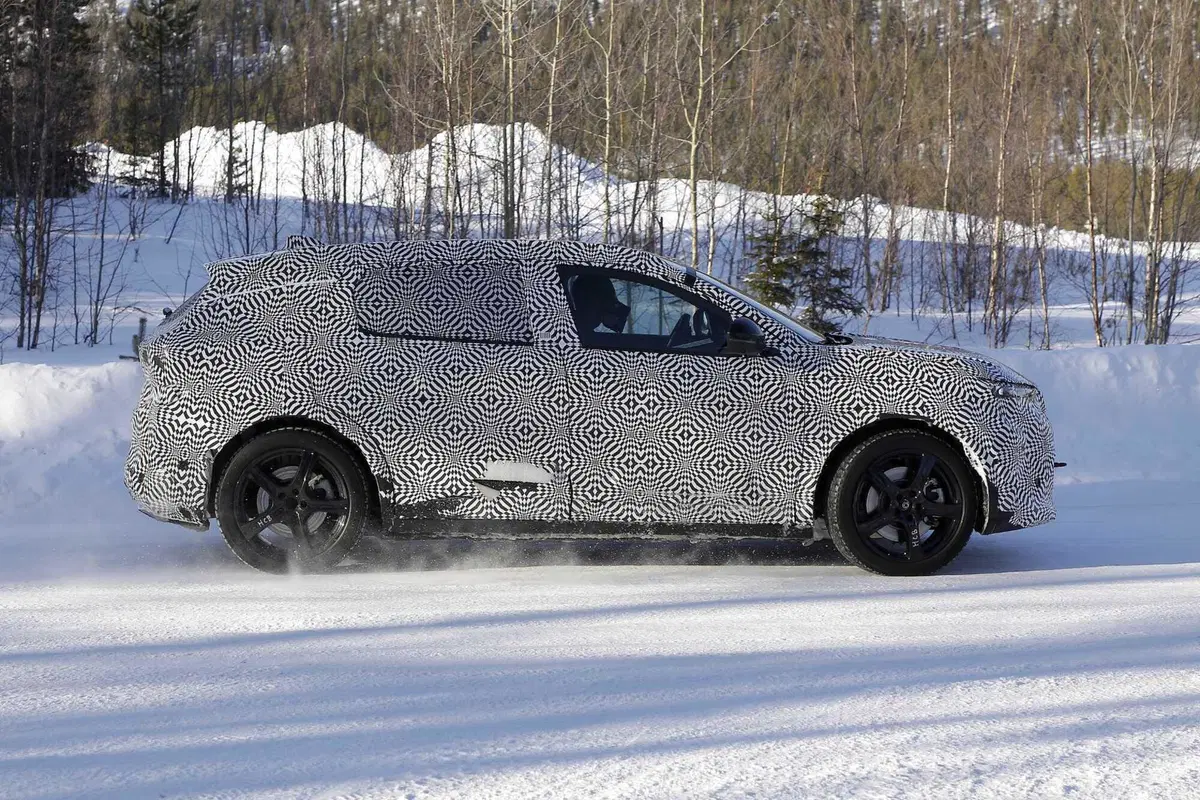 Renault Scenic E-Tech: la nuova elettrica è stata avvistata [Foto Spia] (24)