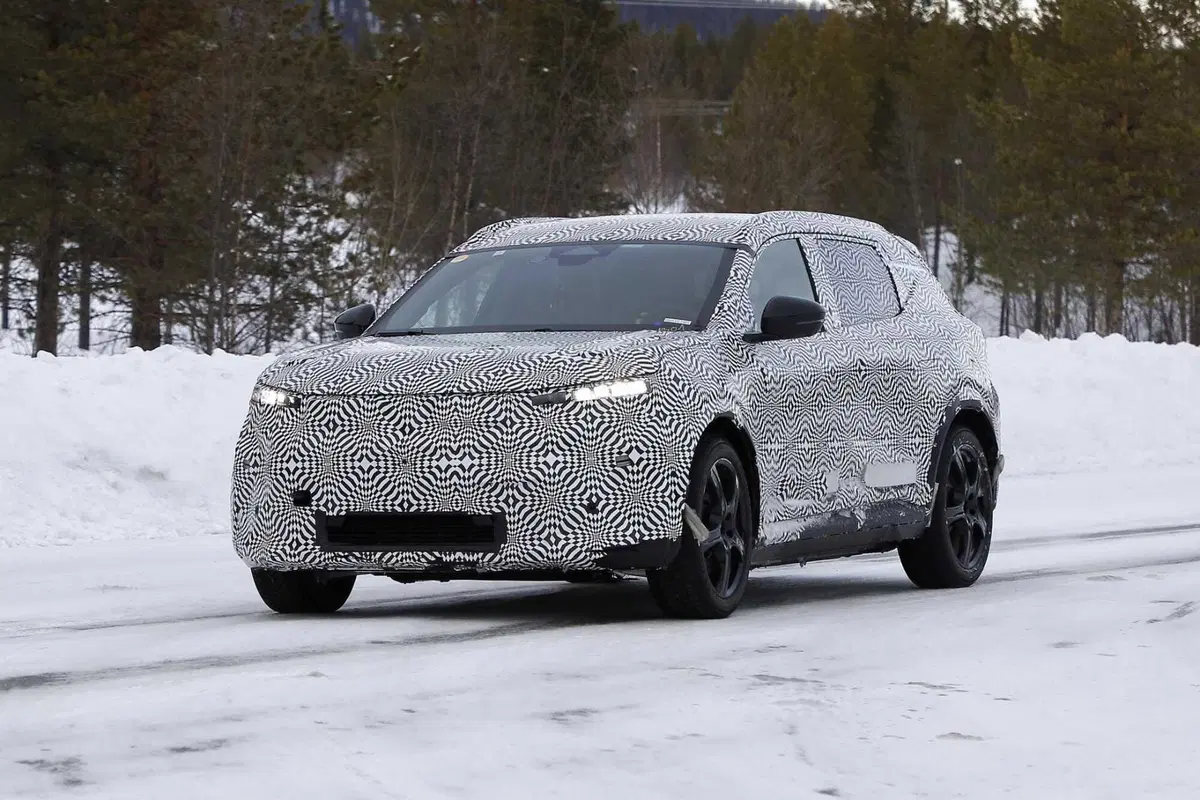 Renault Scenic E-Tech: la nuova elettrica è stata avvistata [Foto Spia] (25)