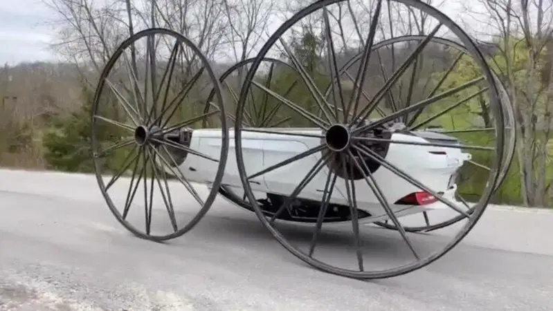 Come si guida una Tesla a testa in gi&ugrave;? [VIDEO]