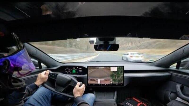 Tesla Model S &quot;privata&quot; gira al Ring: &egrave; Sebastian Vittel (non Vettel)
