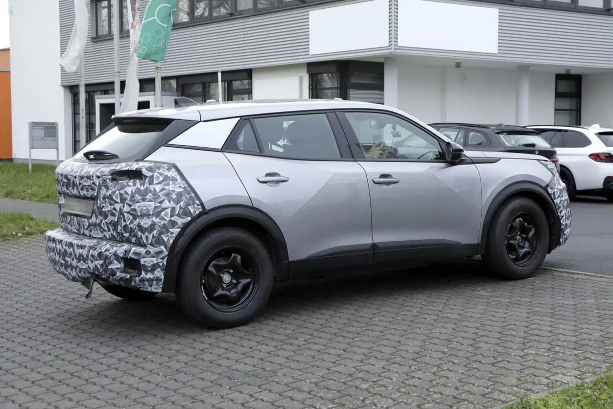 Peugeot 2008, il MY23 cambierà sia fuori che dentro [Foto Spia]