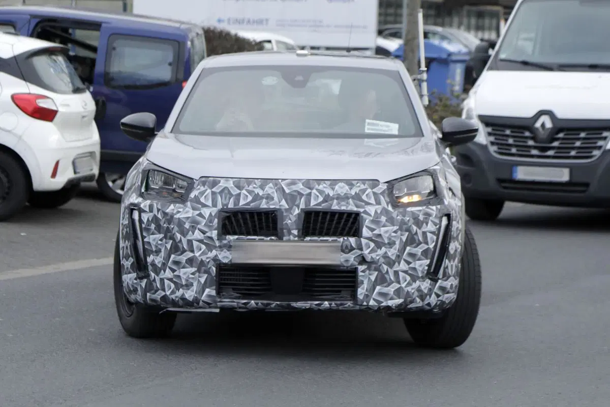 Peugeot 2008, il MY23 cambierà sia fuori che dentro [Foto Spia] (6)