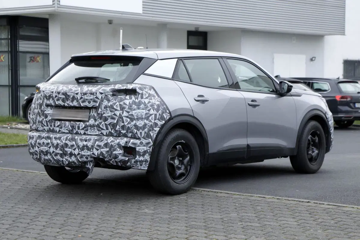 Peugeot 2008, il MY23 cambierà sia fuori che dentro [Foto Spia] (7)