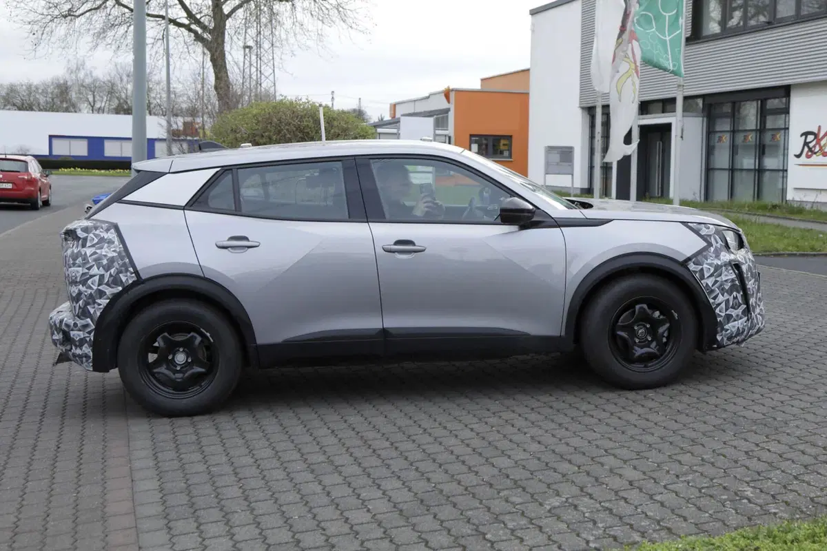 Peugeot 2008, il MY23 cambierà sia fuori che dentro [Foto Spia] (10)