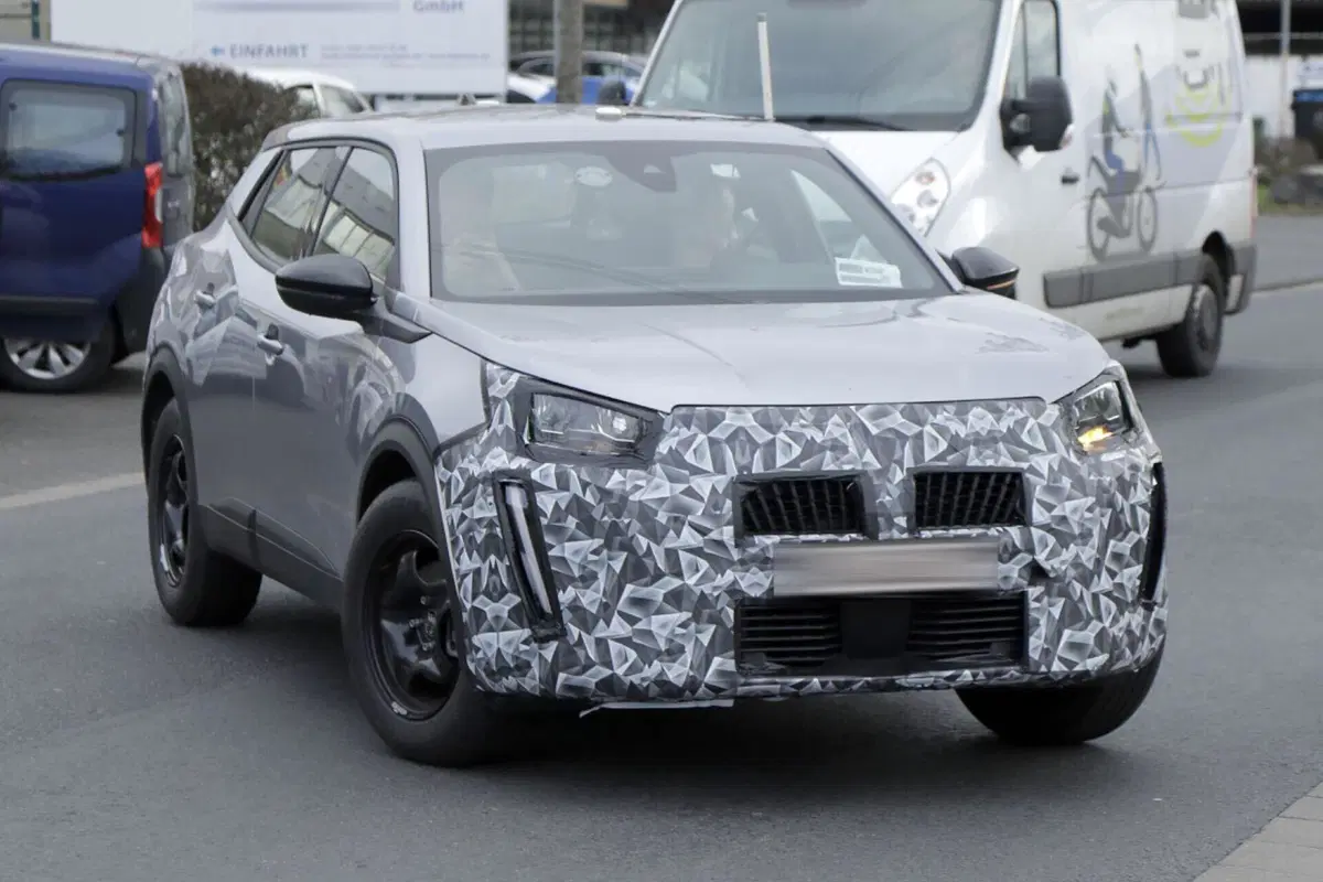 Peugeot 2008, il MY23 cambierà sia fuori che dentro [Foto Spia] (11)