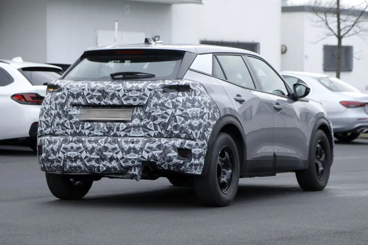 Peugeot 2008, il MY23 cambierà sia fuori che dentro [Foto Spia] (12)