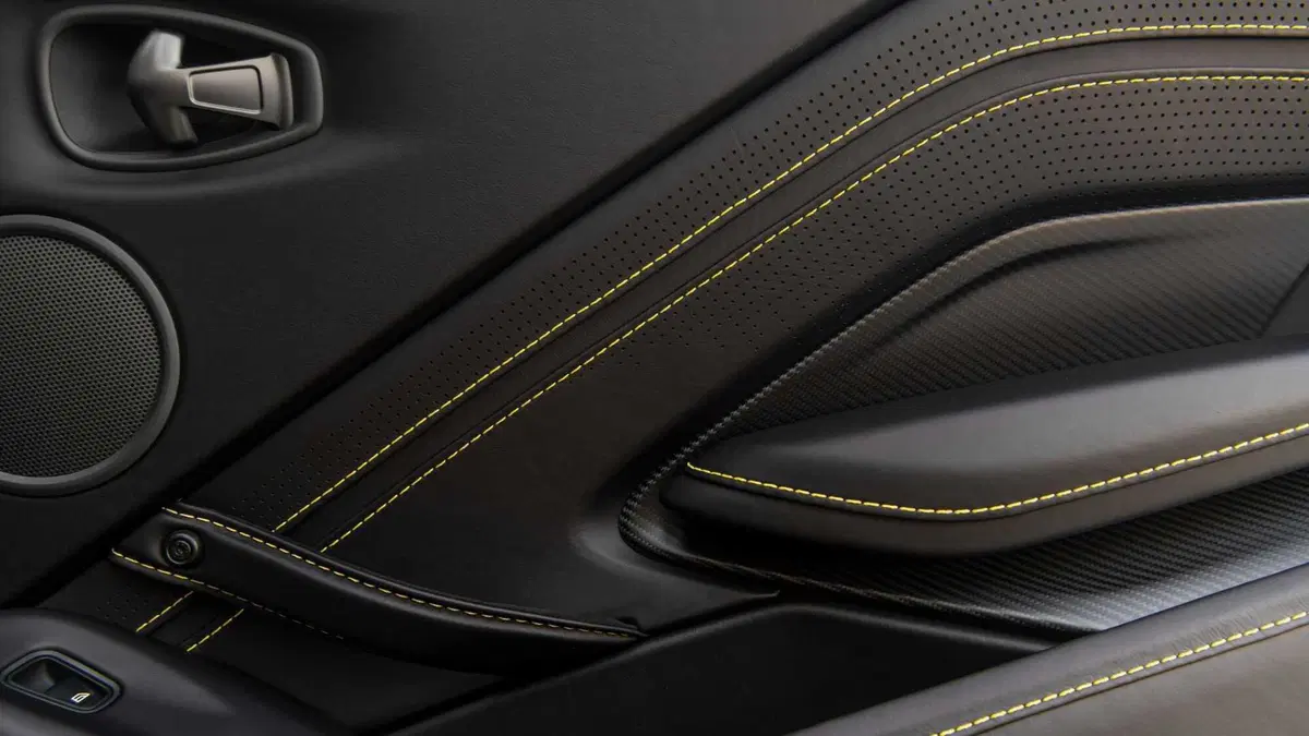 Aston Martin Vantage Vantage Roadster (17)