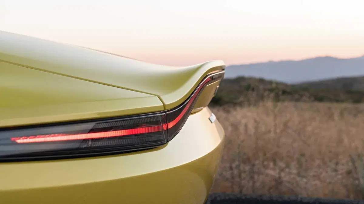 Aston Martin Vantage Vantage Roadster (14)