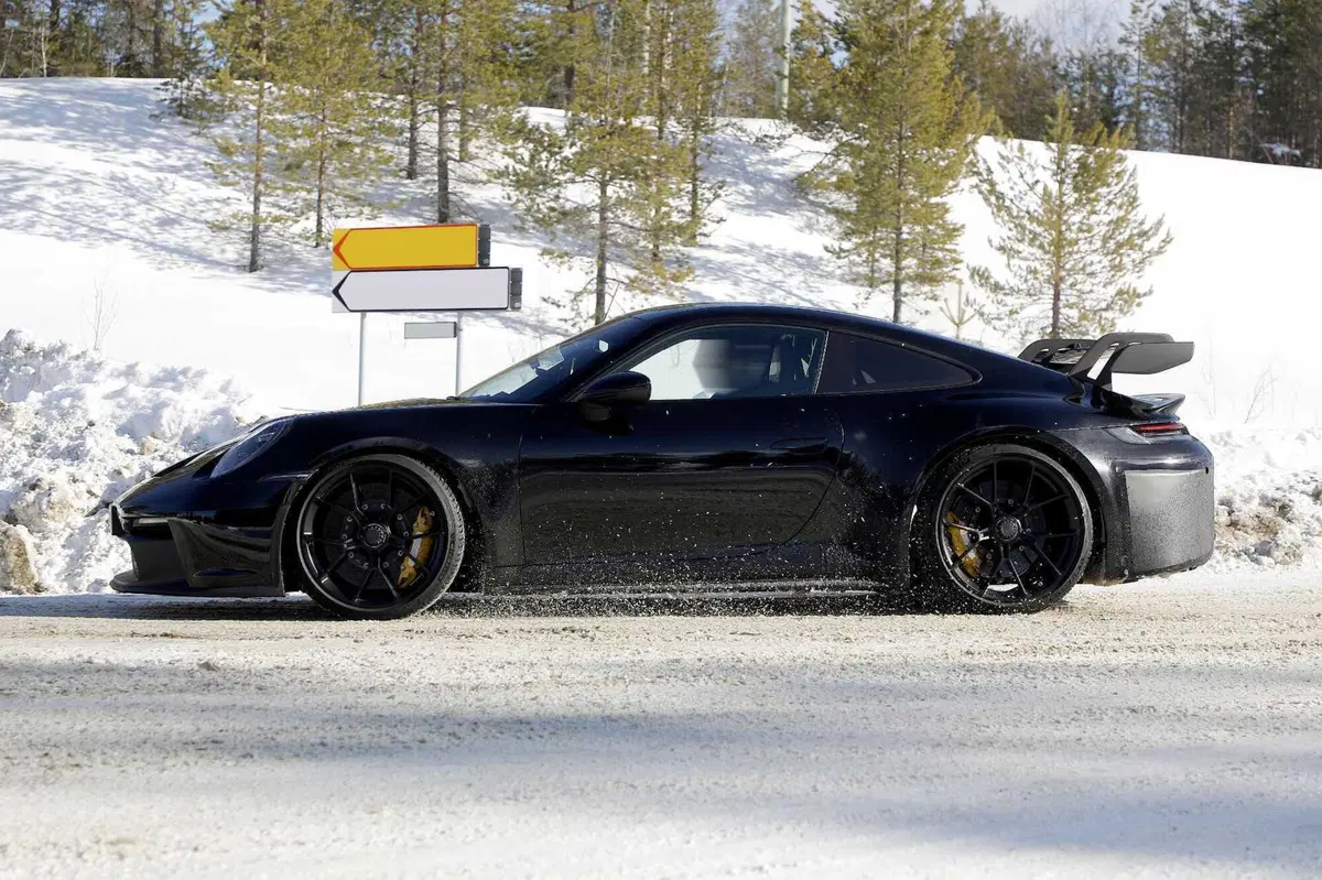 Porsche 911 GT3 e GT3 Touring, ecco il nuovo Facelift [Foto Spia] (8)