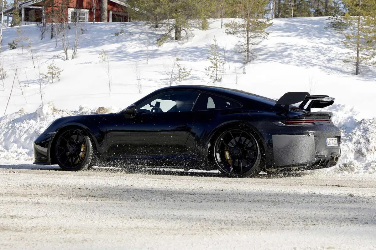 Porsche 911 GT3 e GT3 Touring, ecco il nuovo Facelift [Foto Spia] (9)