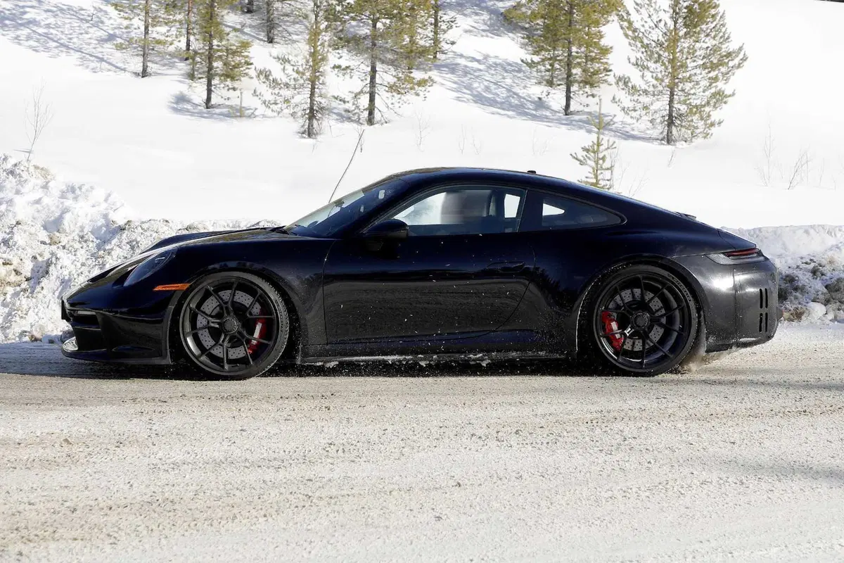 Porsche 911 GT3 e GT3 Touring, ecco il nuovo Facelift [Foto Spia] (24)