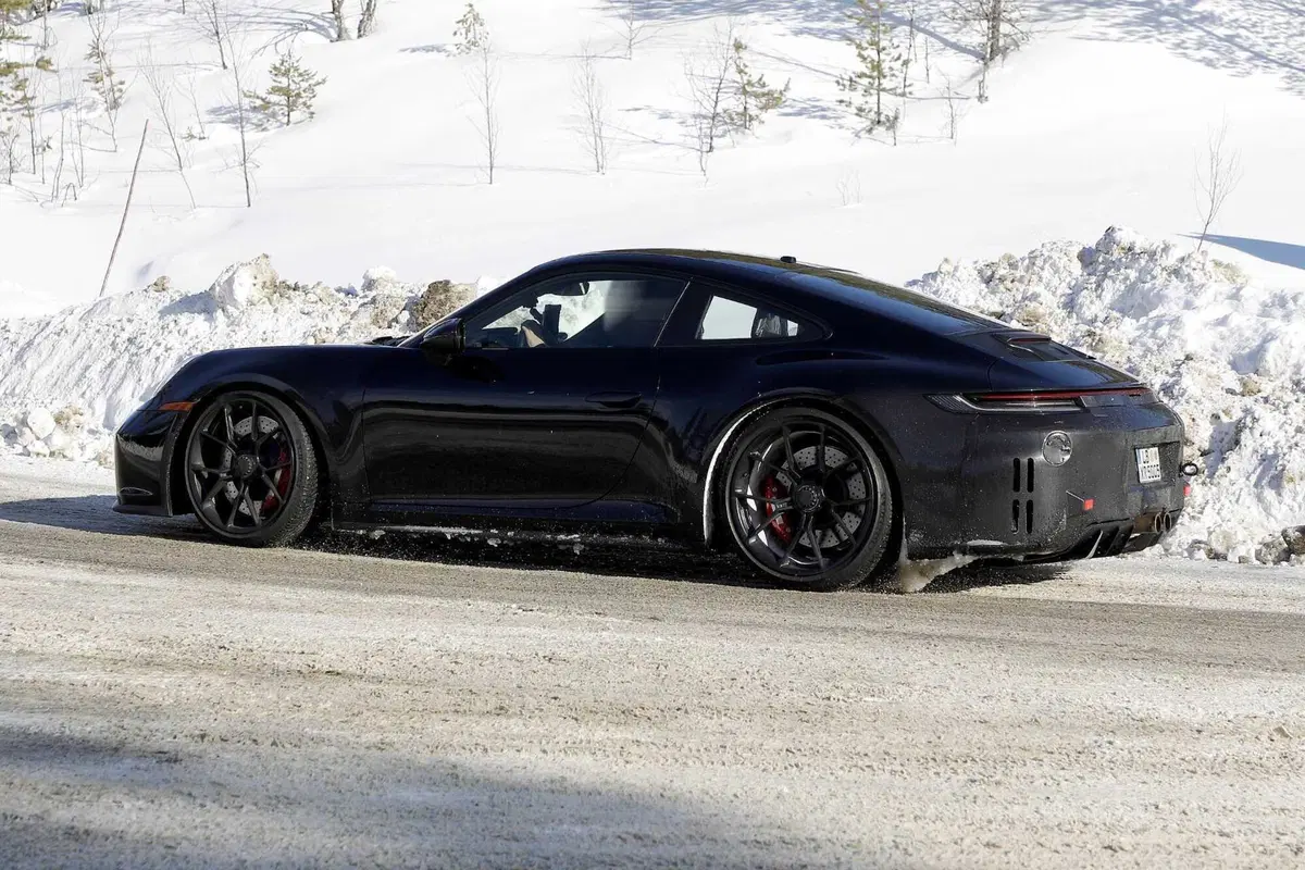 Porsche 911 GT3 e GT3 Touring, ecco il nuovo Facelift [Foto Spia] (25)