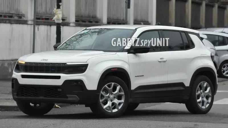 Jeep Avenger, la versione elettrica "Snow" &egrave; in arrivo [Foto Spia]