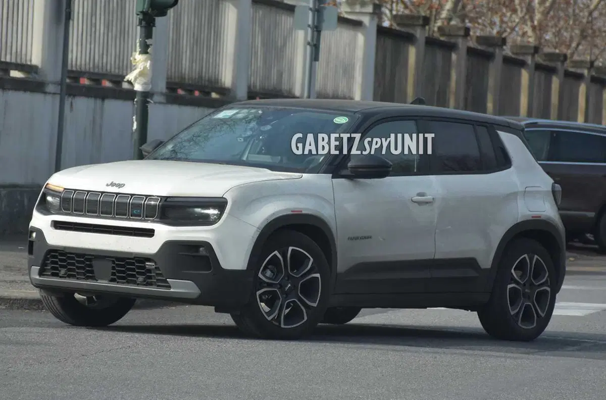 Jeep Avenger, la versione elettrica "Snow" è in arrivo [Foto Spia] (6)