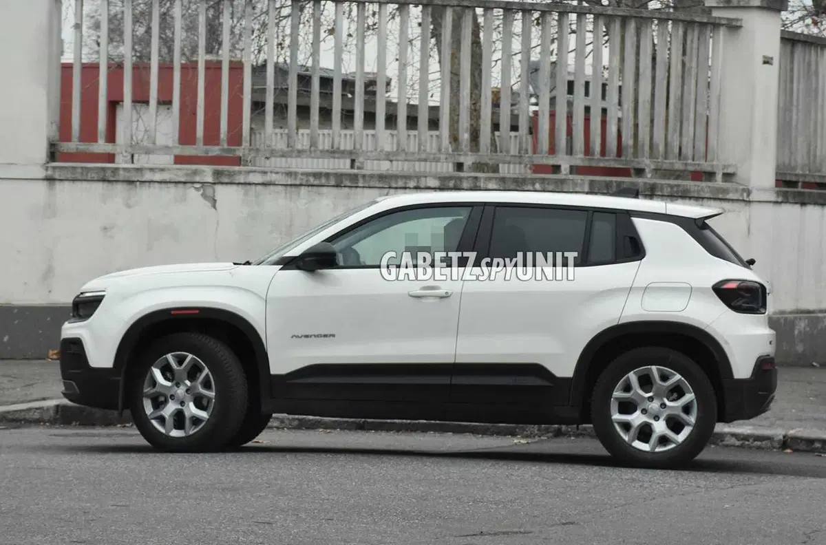 Jeep Avenger, la versione elettrica "Snow" è in arrivo [Foto Spia] (7)