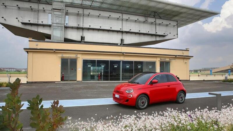 Fiat: sul tetto del Lingotto per far provare la 500e ai pap&agrave;
