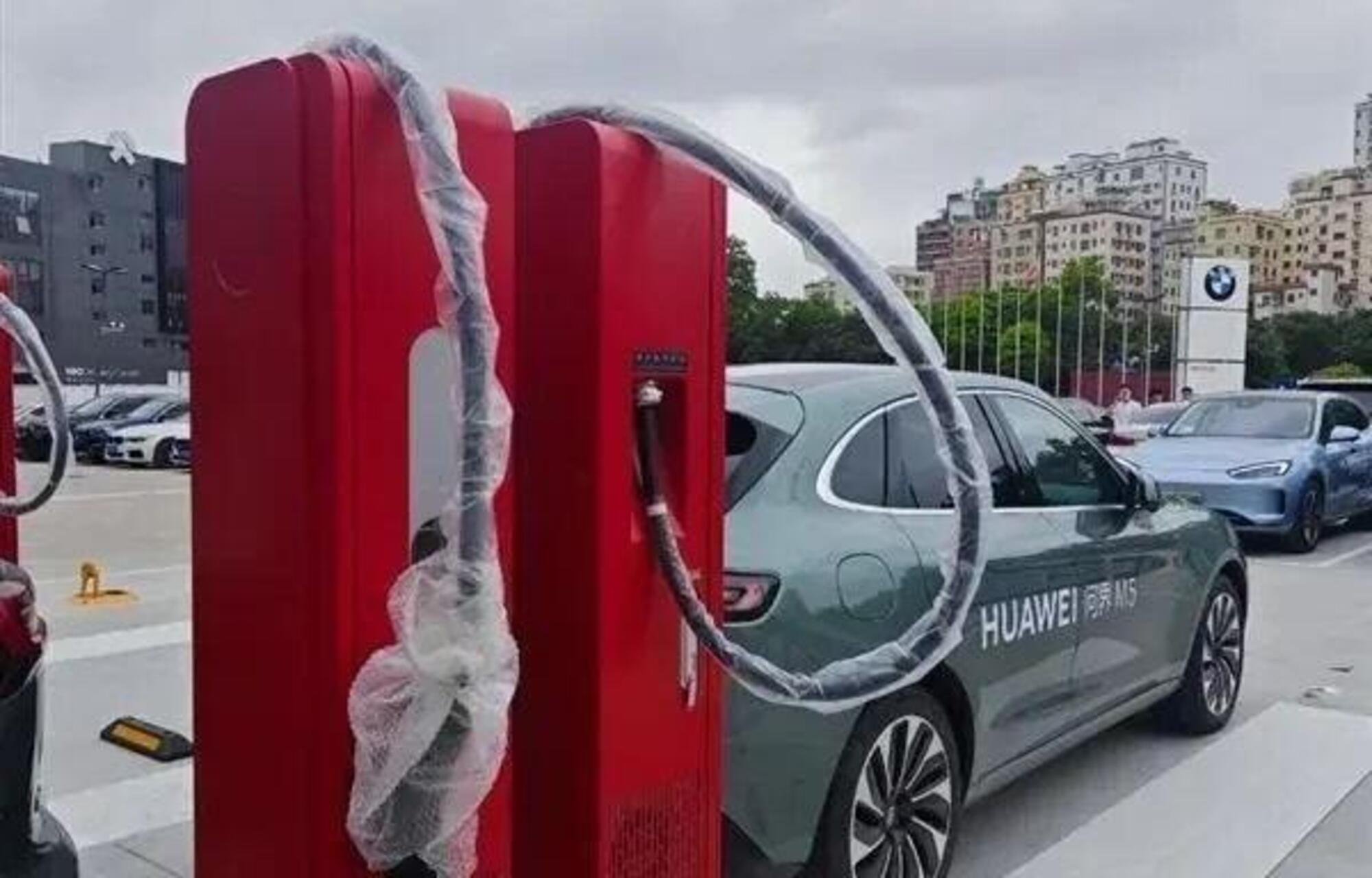 Huawei: ricarica l'auto in 10 minuti con la colonnina da 600 kW