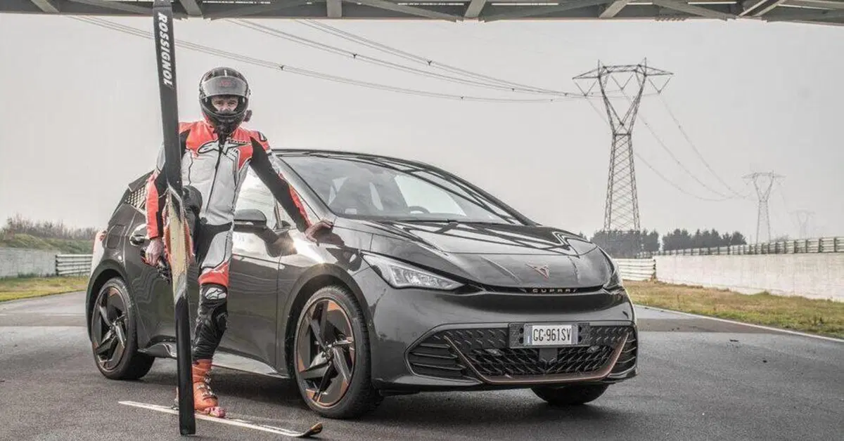 Record di velocit&agrave; da Guinness: giornalista si aggancia ad un'auto con gli sci