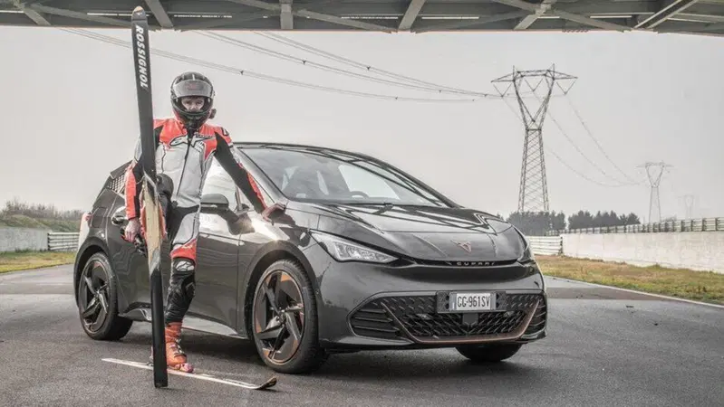 Record di velocit&agrave; da Guinness: giornalista si aggancia ad un'auto con gli sci