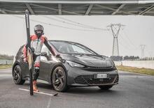 Record di velocità da Guinness: giornalista si aggancia ad un'auto con gli sci