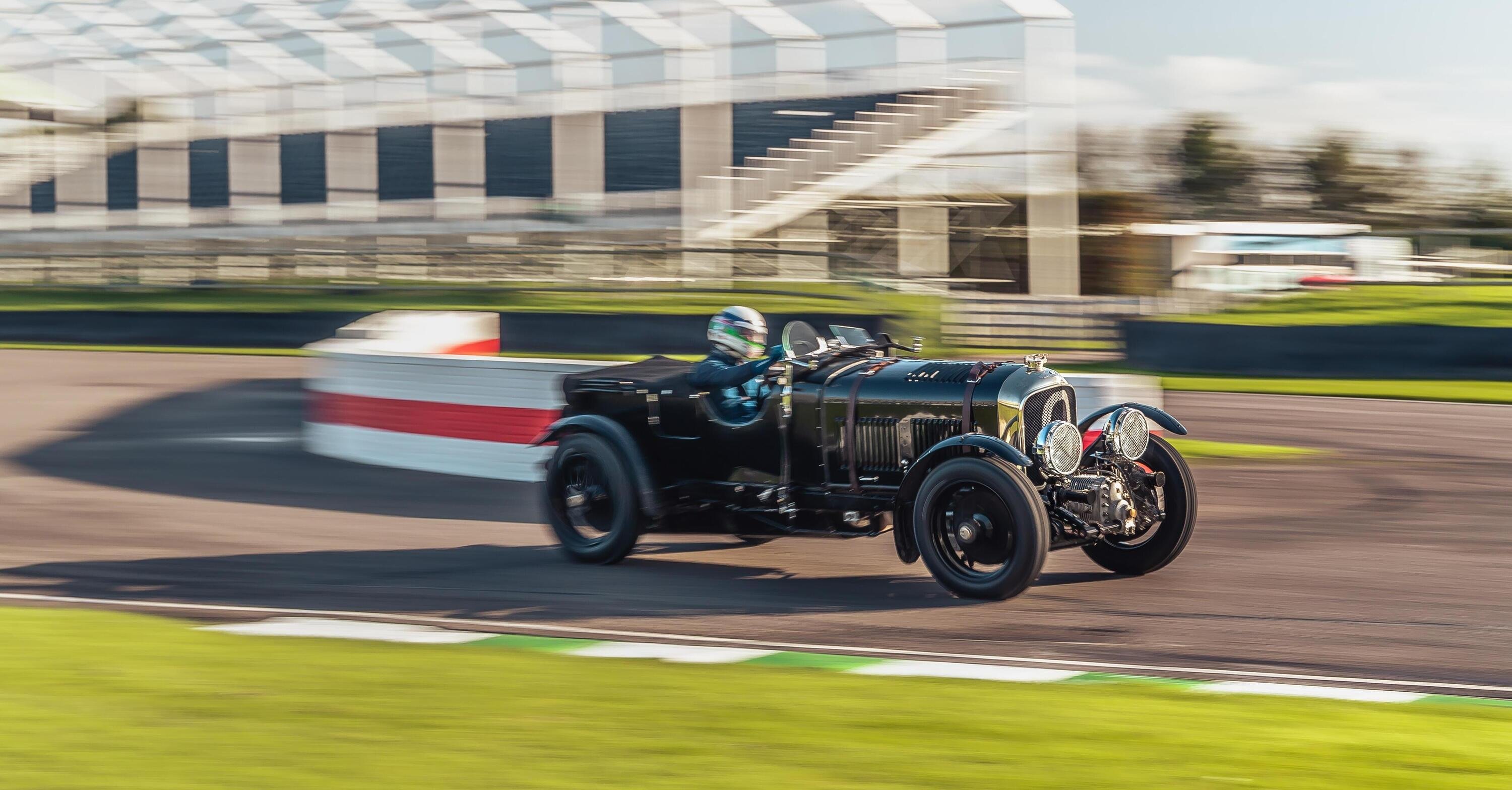 Bentley torna nel mondo delle corse retr&ograve;