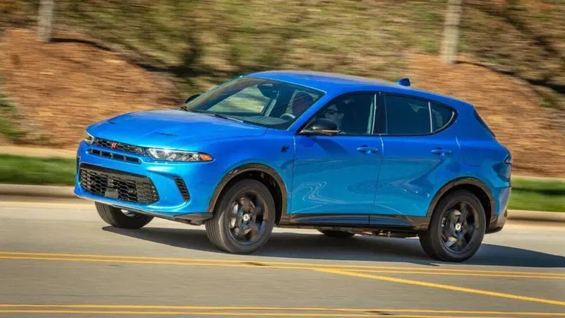 Il primo spot della Dodge Hornet R/T, sembra l'Apocalisse (Alfa Romeo Tonale da 288 CV 4x4) [VIDEO]