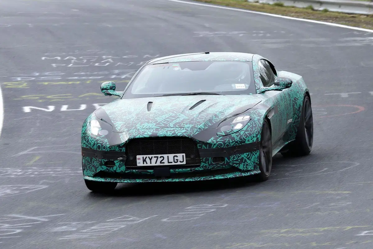 Aston Martin DB12: avvistata al Nürburgring in fase di test [Foto Spia]