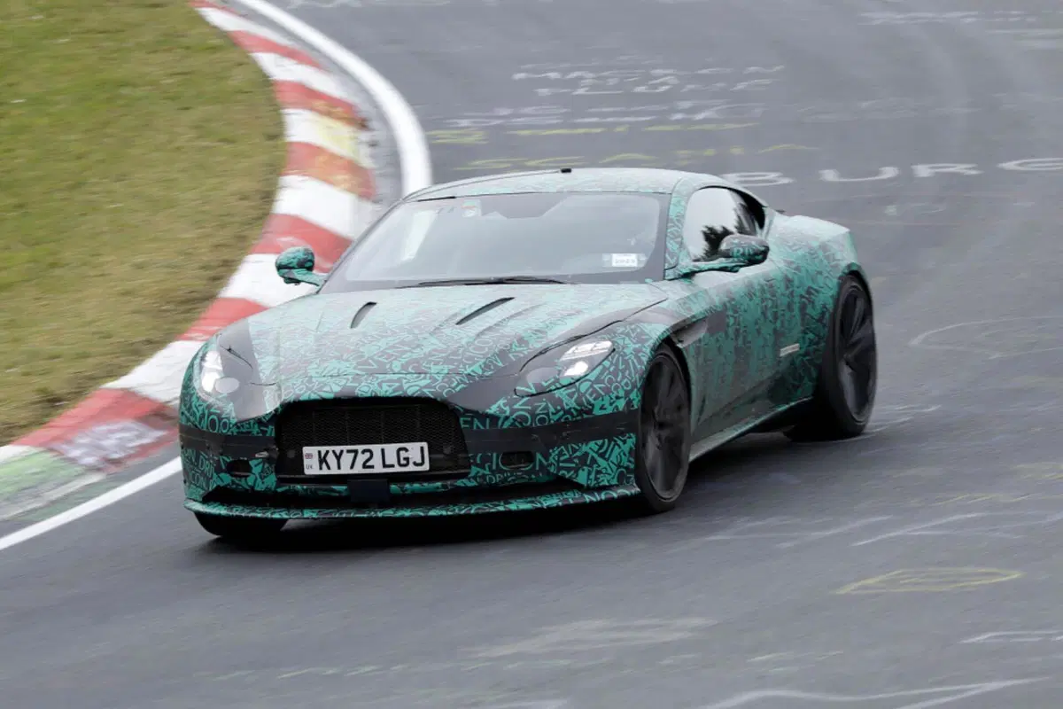 Aston Martin DB12: avvistata al Nürburgring in fase di test [Foto Spia] (2)