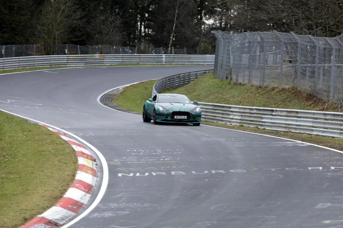 Aston Martin DB12: avvistata al Nürburgring in fase di test [Foto Spia] (3)