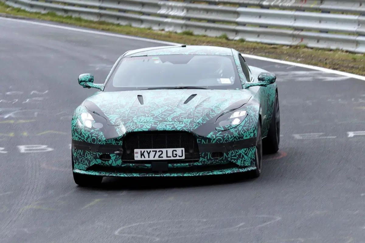 Aston Martin DB12: avvistata al Nürburgring in fase di test [Foto Spia] (4)