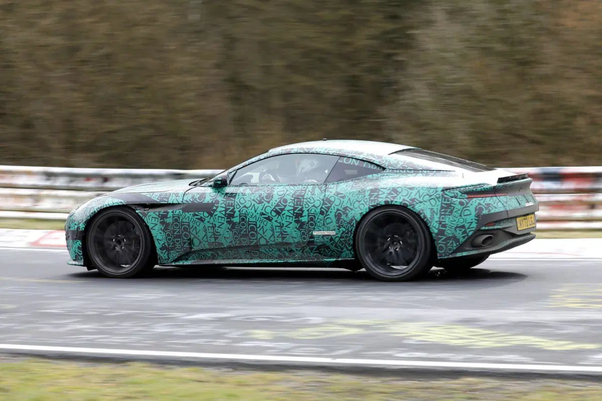 Aston Martin DB12: avvistata al Nürburgring in fase di test [Foto Spia] (5)