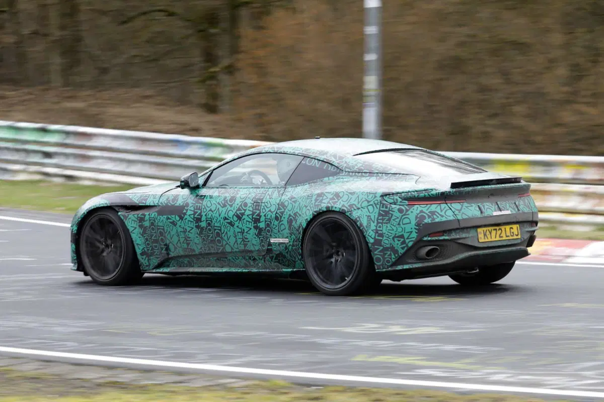 Aston Martin DB12: avvistata al Nürburgring in fase di test [Foto Spia] (6)