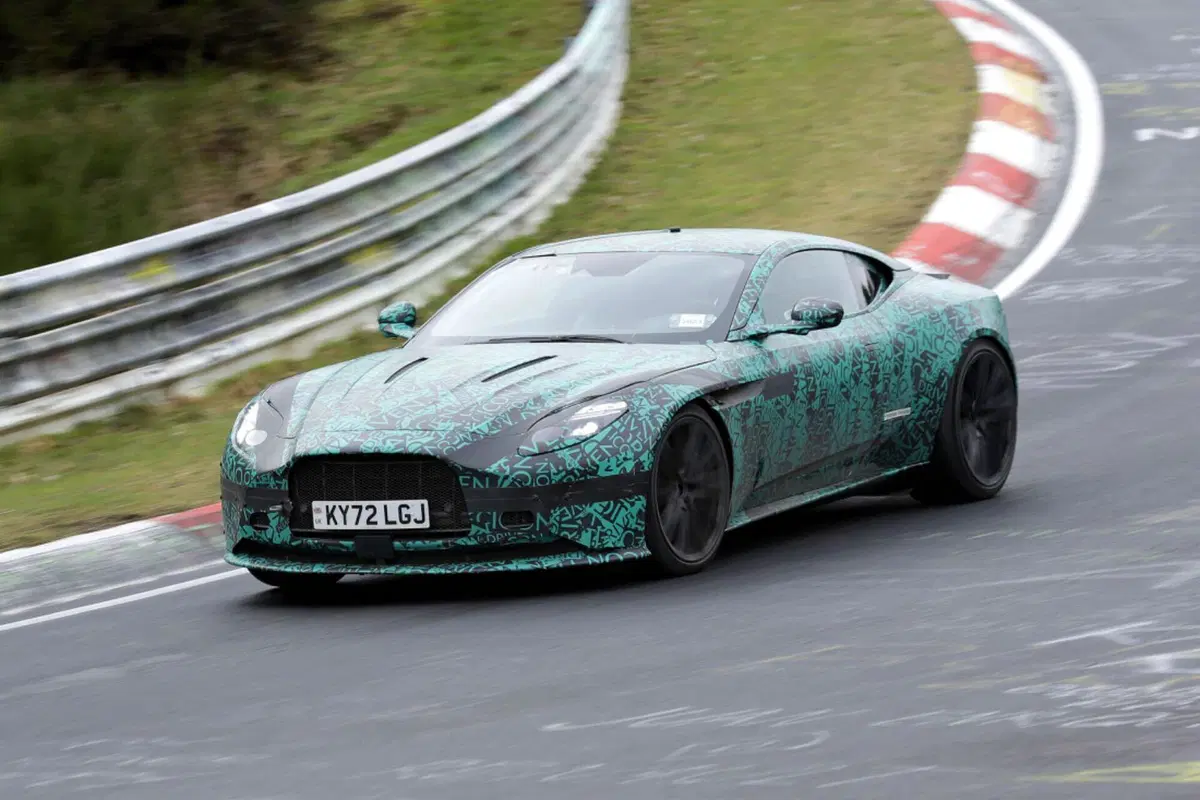 Aston Martin DB12: avvistata al Nürburgring in fase di test [Foto Spia] (7)