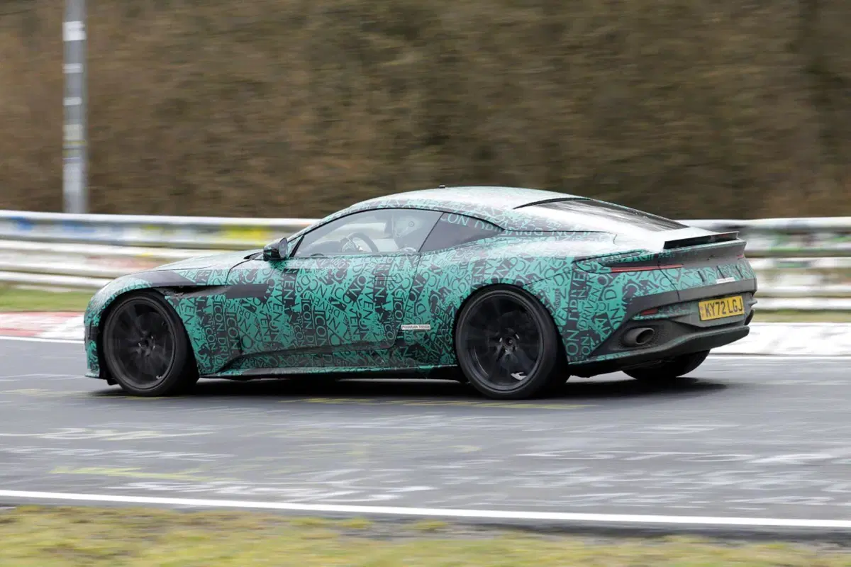 Aston Martin DB12: avvistata al Nürburgring in fase di test [Foto Spia] (8)