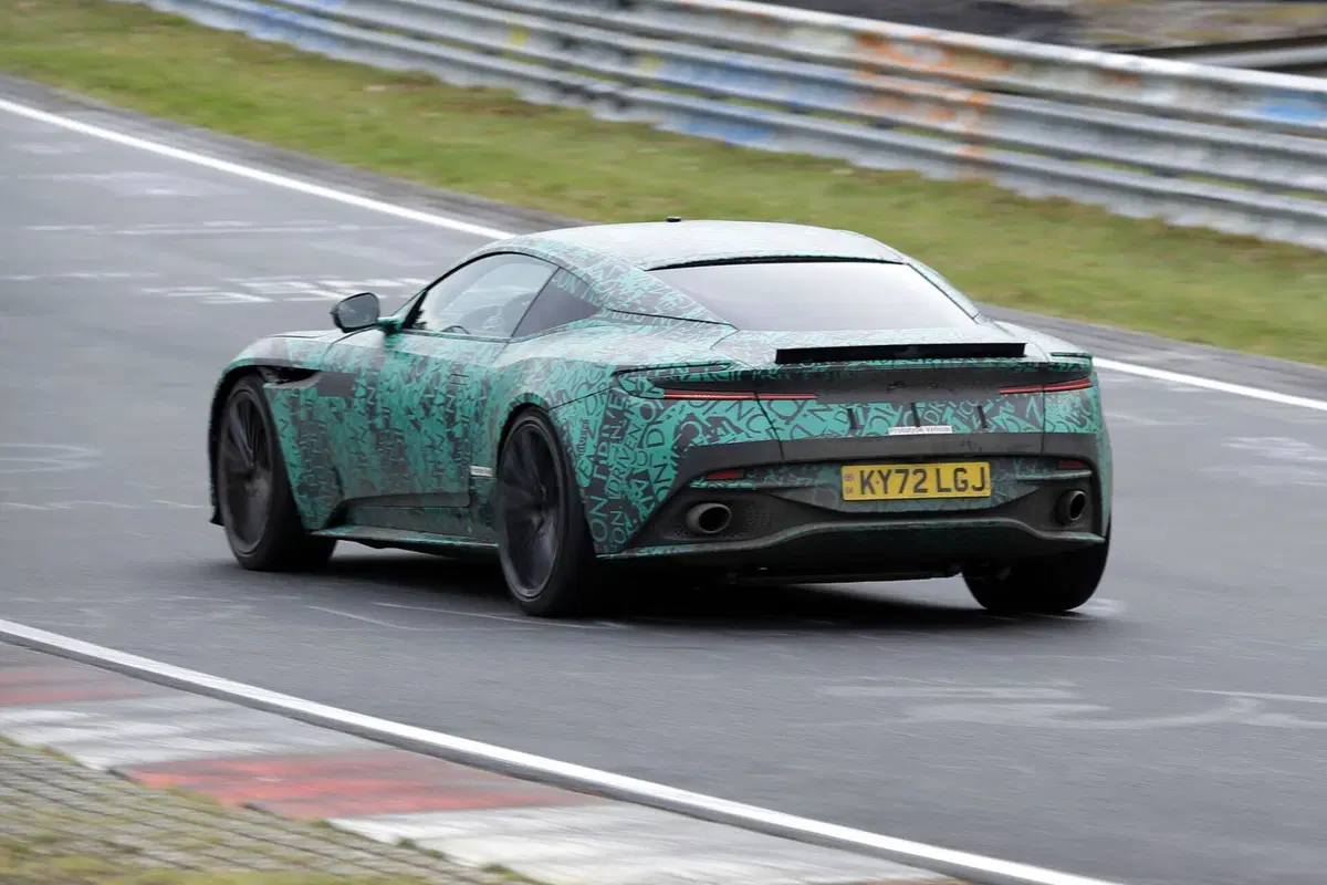 Aston Martin DB12: avvistata al Nürburgring in fase di test [Foto Spia] (9)