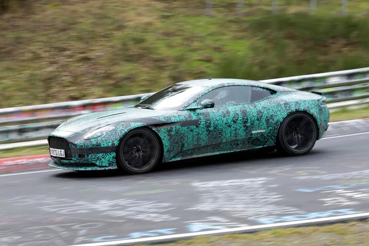 Aston Martin DB12: avvistata al Nürburgring in fase di test [Foto Spia] (10)