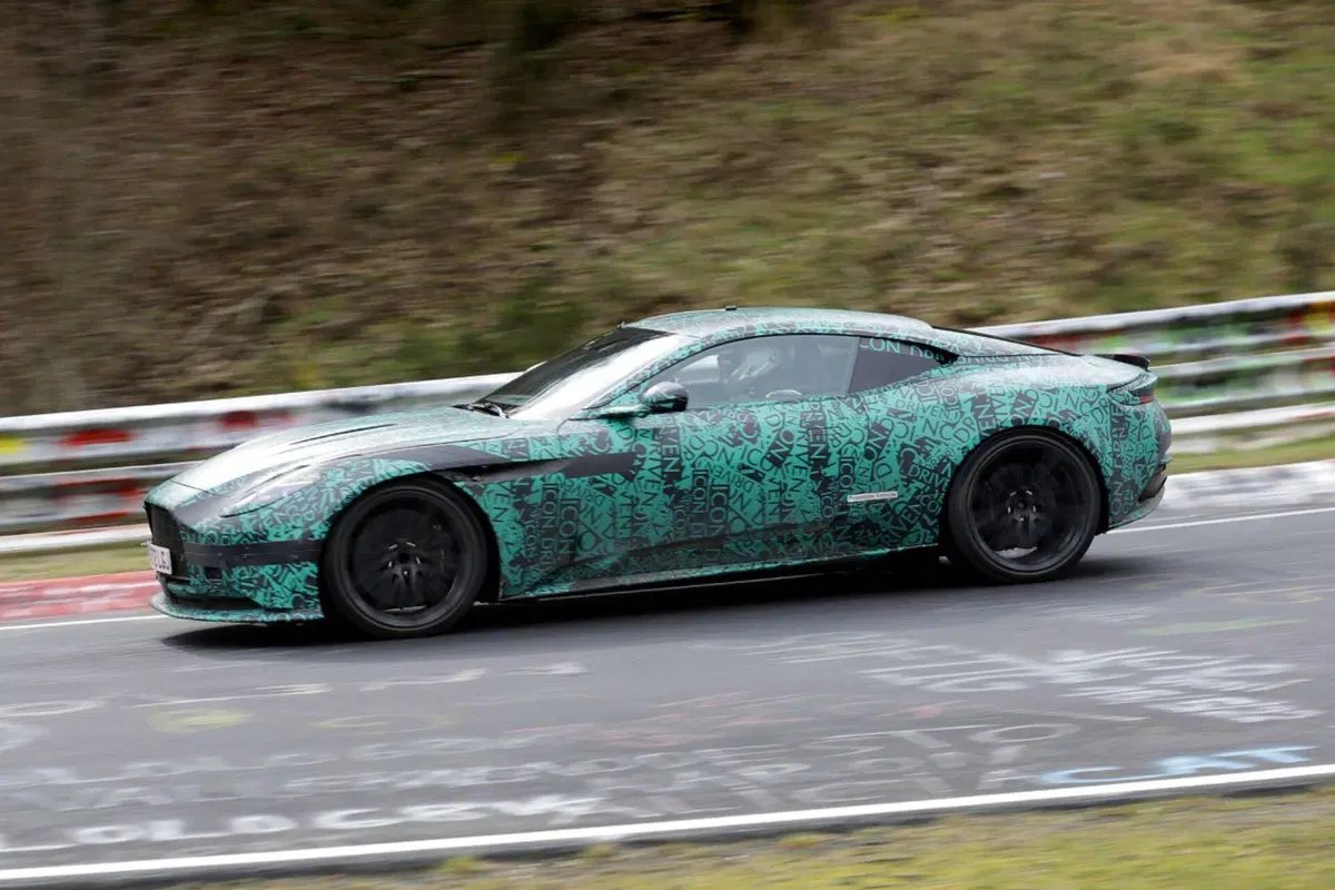 Aston Martin DB12: avvistata al Nürburgring in fase di test [Foto Spia] (11)