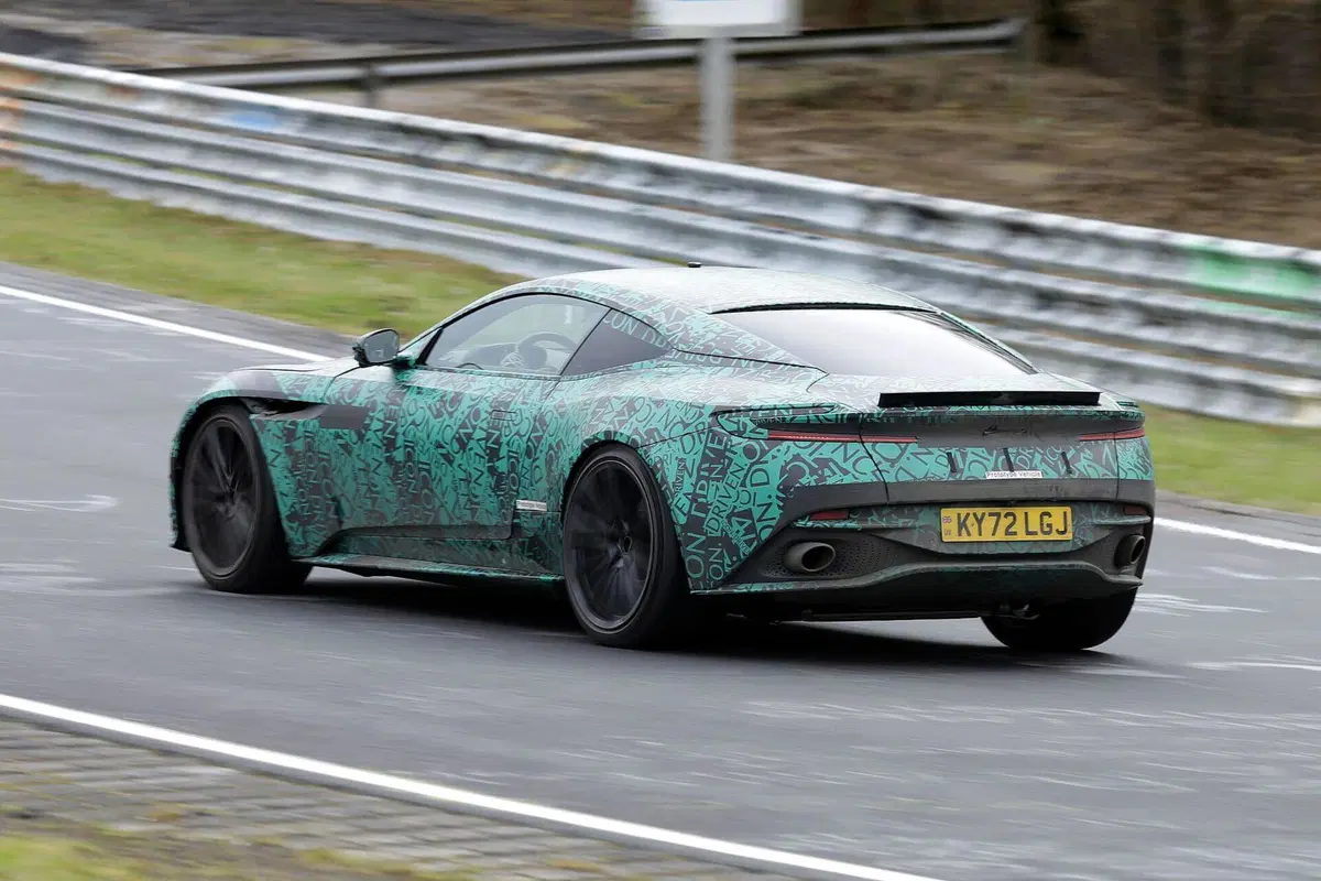 Aston Martin DB12: avvistata al Nürburgring in fase di test [Foto Spia] (13)