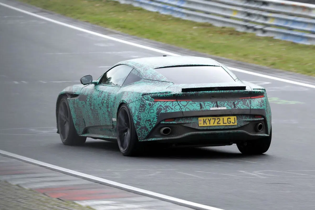 Aston Martin DB12: avvistata al Nürburgring in fase di test [Foto Spia] (12)