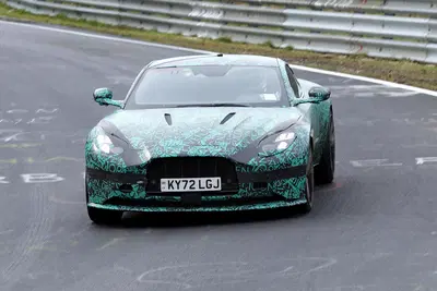 Aston Martin DB12: avvistata al N&uuml;rburgring in fase di test [Foto Spia]