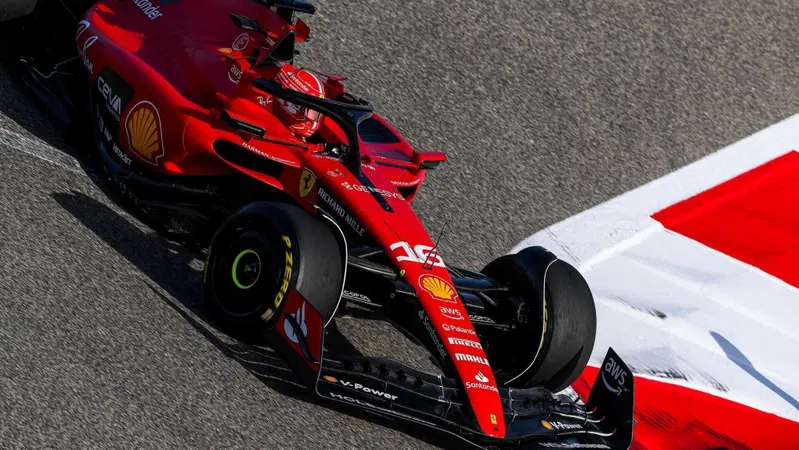La Ferrari SF-23 tarocca parcheggiata a bordo strada [VIDEO]