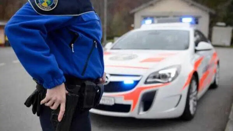 "Resta in auto o ti sparo!" la Polizia svizzera blocca un automobilista dopo l'inseguimento [VIDEO]