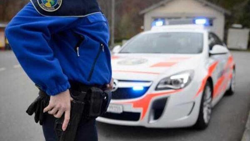 &quot;Resta in auto o ti sparo!&quot; la Polizia svizzera blocca un automobilista dopo l&#039;inseguimento [VIDEO]