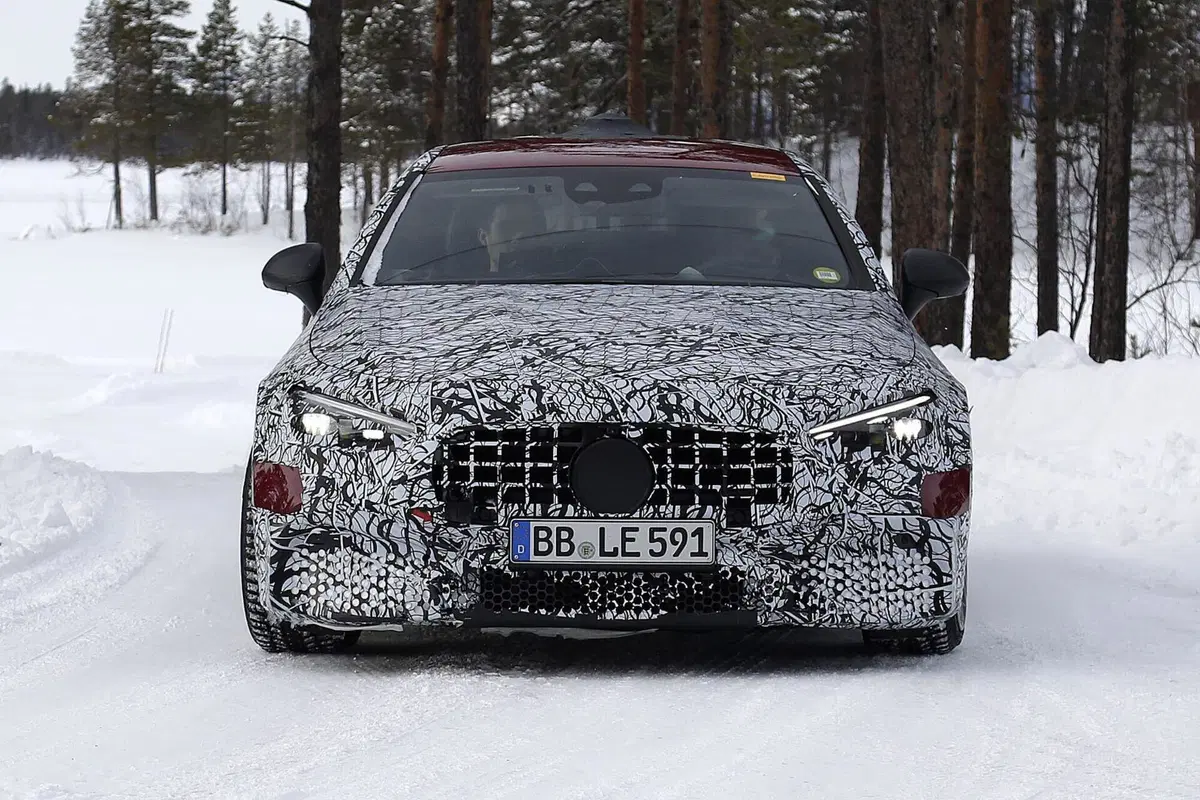 Mercedes AMG CLE 63: elettrificazione? No, grazie (6)